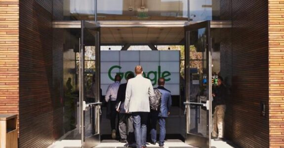 Google planeja abrir loja física em NY. Demorô.