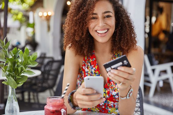 O cartão de crédito segue firme e forte como o meio preferido dos brasileiros pagarem suas compras online