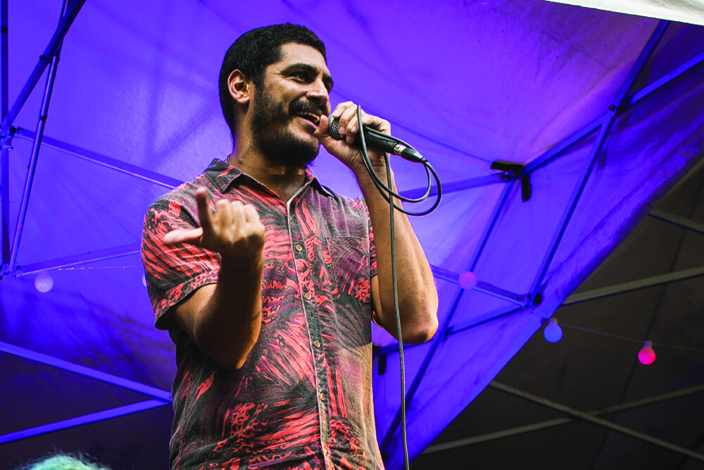 SÃO PAULO, SP, BRASIL, 06.12.2015 - O cantor Criolo durante apresentação na praça Horácio Sabino, em Perdizes, em São Paulo (SP). Diversos shows, debates, perfomances e exibições de filmes estão acontecendo neste domingo (6) em escolas ocupadas ou regiões próximas. Os shows, gratuitos, são resultado da ação "Virada Ocupação", organizada pela rede Minha Sampa, que apoia o movimento dos estudantes secundaristas. (Foto: Bruno Santos/Folhapress)