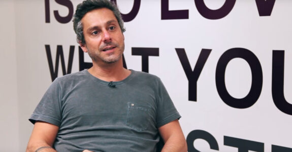 “A criatividade está no erro”, diz Alexandre Nero