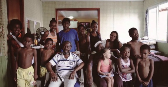 Frame do vídeo da campanha "Todas as famílias"