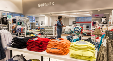 Renner investe em conexão emocional e tecnologia