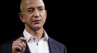 O que levou Jeff Bezos a deixar a liderança da Amazon?