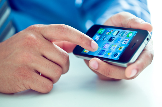 Divulgação smartphone-user-apple-iphone-stock-620px.jpg