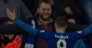 Vardy, do Leicester City, comemora gol com torcedor