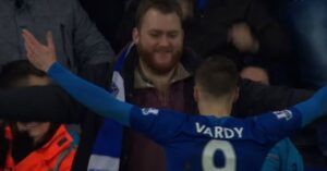 Reprodução: Vardy, do Leicester City, comemora gol com torcedor