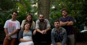 Na foto: da esquerda para direita Fernando Honesko, Paula Jobim, Roberto Andreoli e Gabriel Kalim Mucci. Sentados: Fernanda Rotta e Fred Cabral