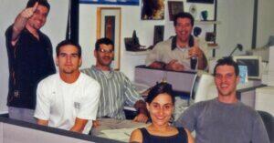 Redação da Fluir, no final dos anos 1990. Na foto, estão: Kate Souza, Walter Garrote, Luciano Ferrero, Adrian Kojin, Paulo Costa e eu, em pé, mandando um “joia”. Faltou o ilustre Ernani Mesquita. 