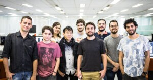 frente – esquerda para direita: Demer Rios (ex-Yellow Monkey, Uberlândia); Matheus Valery (Belas Artes); Vitor Mory (Miami Ad School e ex-Narita Design e Aotani Design); Lucas Menegotto (ex-JWT, Porto Alegre); Jefferson Delospital (ex-Gotcha, Full Jazz e Aktuelmix); Leonardo Telles (Miami Ad School). Ao fundo - esquerda para direita: Beatriz Miguel (FAAP); Guilherme Dias (Mackenzie) e Bruno Nogueira (Miami Ad School). Foto: Denis Sitta.