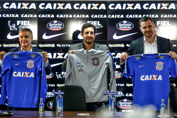 Fabio Rodrigues, Gustavo Herbetta e (superintendente de marketing do Corinthians) e Juan Paz ( diretor de marketing da Estrella Galicia no Brasil) apresentam o novo uniforme (crédito: Paulo Pinto)