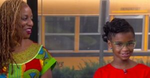 Janice Dias com sua filha Marley em entrevista para a Fox sobre o movimento #1000BlackGirlBooks