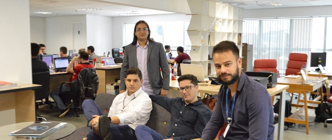 2- Agência CoreBiz Sócios  - Fundo Felipe Gomes sofá esquerda Renan Mota direita Galba Jr frente Felipe Macedo