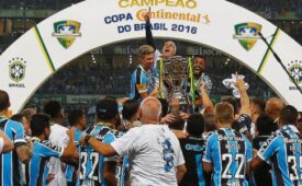gabriel-ergue-taca-de-campeao-da-copa-do-brasil-com-colegas-de-gremio-1481923146976_615x300