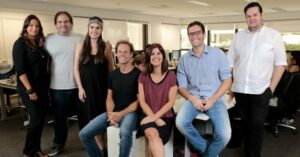 Claudia Schneider - Diretora de Atendimento SP Eduardo Menezes - Diretor de Criação Simone Gasperin - Diretora de Mídia Nicolas Motta - Sócio Diretor Marcela Cheuiche - Diretora de Atendimento RS Beto Sirotsky - Sócio Diretor Everson Klein - Diretor de Planejamento / Conteúdo