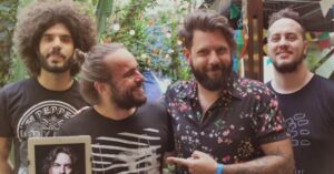 Wonder Bettin (Produtor Musical no DaHouse Audio), Cassiano Derenji (no iPad, Sócio Executivo do DaHouse Audio e do selo DaFne Music), Lucas Mayer (Sócio e Produtor Musical do DaHouse Audio e do selo DaFne Music) e Niper Boaventura (Sócio e Music Supervisor no DaFne Music e Finalizador no DaHouse Audio) (foto:divulgação)