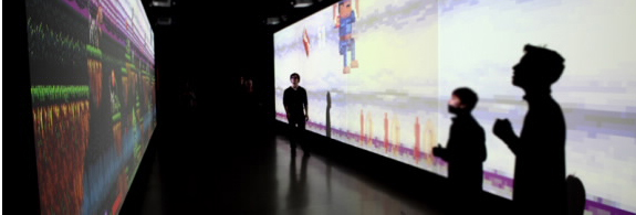 Dois garotos jogam videogame numa instalação do MOMA. Foto: Reprodução