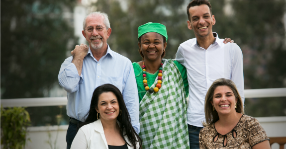 Kátia Beal, diretora de Operações para a Região Sul da Sodexo On-site; Geraldo Mallozi , especialista de Compras da Sodexo Benefícios & Incentivos; Melania Ngongue Weka, auxiliar de Serviços Gerais da Sodexo On-site; Rodrigo Santos, assistente Administrativo da Sodexo Benefícios & Incentivos; Daniela Gonçalves Minucci, consultora de Relacionamento da Sodexo Benefícios & Incentivos (crédito: divulgação)