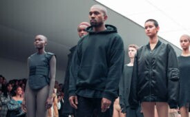 Kanye West está envolvido em disputas com antigos parceiros, como Adidas, com a qual lançou a marca Yeezy (Crédito: Reprodução)