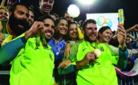 RIO DE JANEIRO - 18/08/2016 - VOLEI DE PRAIA MASCULINO - ARENA VOLEI DE  PRAIA COPACABANA - Competição na disputa da medalha de Ouro entre as duplas Alison Ceratti e Bruno Schmidt contra os italianos Paolo Nicolai e Daniele Lupo. Jogos Rio 2016. Foto: Marcelo Pereira/Exemplus/COB