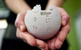 wikipedia-globe-handheld