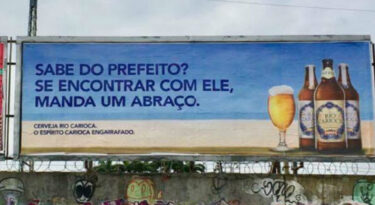 Cerveja carioca premia selfie com prefeito