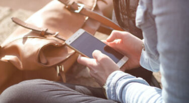 Consumidor compra menos celular, mas passa mais tempo online