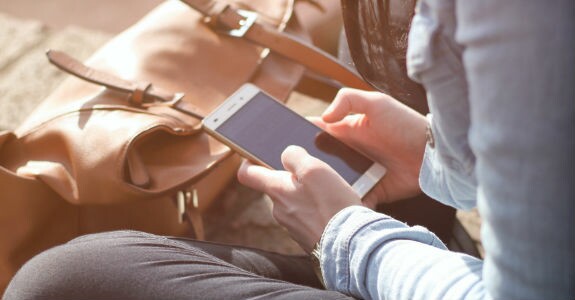 Consumidor compra menos celular, mas passa mais tempo online