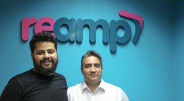 Reamp admite na área comercial