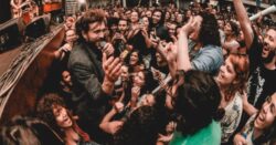 A invasão do fãs: o colapso da quarta parede e a tomada do palco