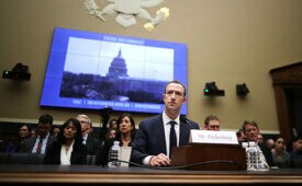 Mark Zuckenberg respondeu ao parlamento dos Estados Unidos sobre a polêmica envolvendo a empresa Cambridge Analytica e suas políticas de segurança em abril (Crédito: Chip Somodevilla/Getty Images)