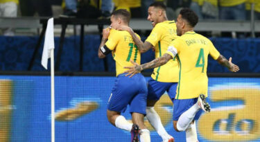 Brasileiros optam por camisetas não-oficiais da seleção