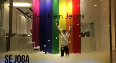 Calvin Klein celebra cultura LGBT com lojas interativas