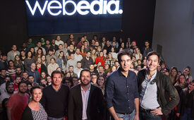 À frente, Olivier Aizac e Cyrille Reboul, com equipe da Webedia (Crédito: Divulgação)