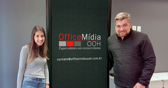 Office Mídia OOH contrata em comercial