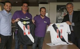 Diretores de clube e marca se unem para celebrar a parceria (Crédito: Rafael Ribeiro/Divulgação)