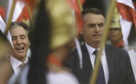 Bolsonaro deixa o Congresso, após tomar posse, acompanhado do presidente do Senado, Eunício Oliveira (Rodrigues Pozzebom/ Agência Brasil.)
