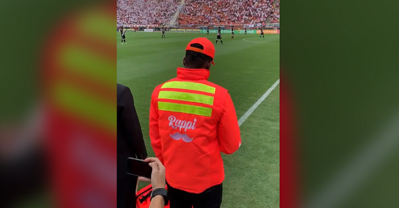 Entregador da Rappi leva a bola da final na Copa SP