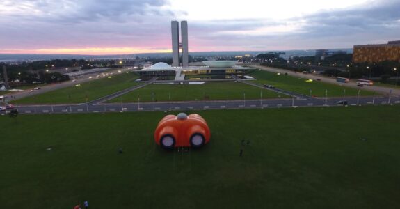 Um binóculo gigante de olho no Congresso Nacional