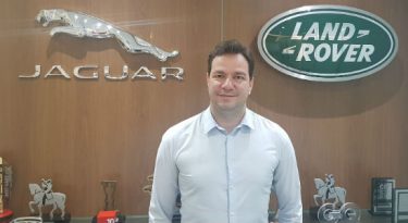 Jaguar Land Rover apresenta profissional de relações públicas