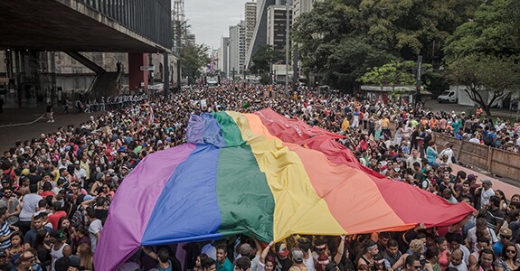 ativações dos patrocinadores na Parada do Orgulho