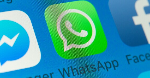 Brasileiro se informa pelo Facebook e WhatsApp