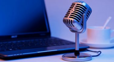 Marcas, adotem um podcast!