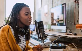 O crescimento do engajamento do podcast através de seus anúncios é bem aceito dentre seus ouvintes (Crédito: Pekic/istock)