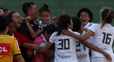 Após Copa, marcas seguem apoiando futebol feminino