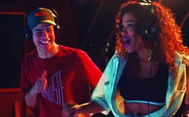 Mc Jottapê em cena com Leilah Moreno, na série Sintonia (Crédito: Reprodução)
