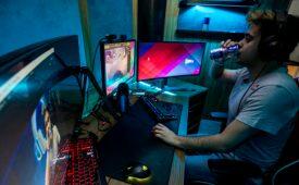 Campeão brasileiro do campeonato será convidado a visitar uma Gaming House e ter experiências ao lado de pro-players como YoDa (Crédito: Fabio Piva/Red Bull Content Pool)