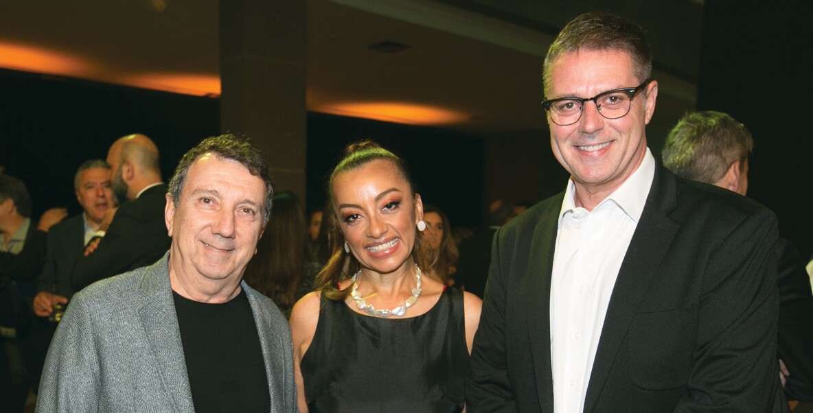 João Daniel Tikhomiroff (Mixer), Regina Augusto (Ogilvy) e Hugo Janeba (Mixer)