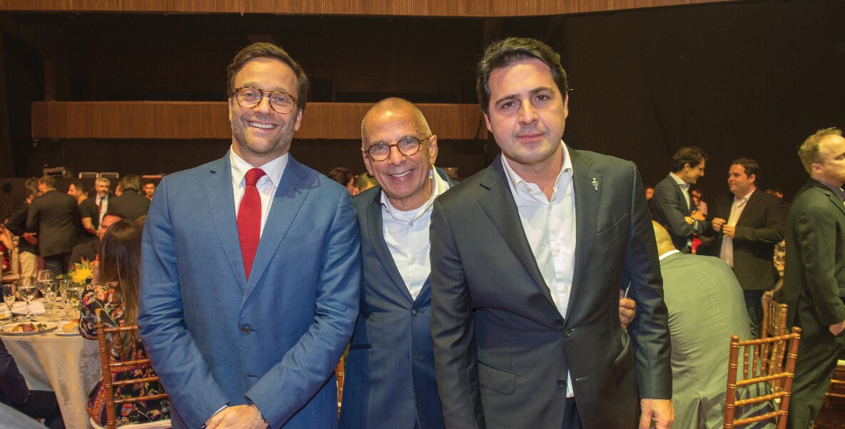 Marcio Santoro (Africa), Claudio Santos (Hands) e Eduardo Simon (DPZ&T)