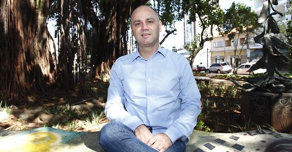 Africa contrata Alexandre Peralta para a criação