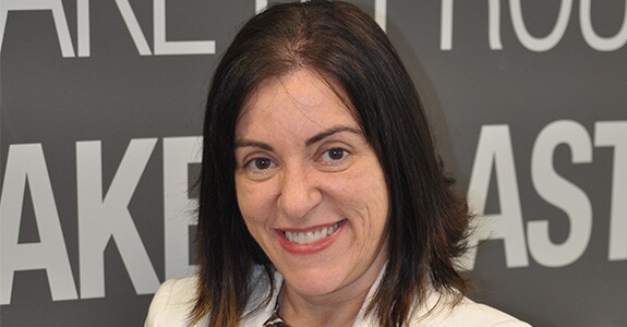Singer contrata Concheta Feliciano